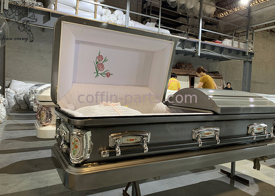 Un elegante estuche de metal con una superficie decorada, resistente y personalizable.
